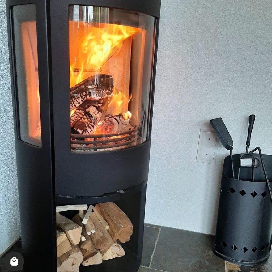 Brandende houtkachel met haardhout